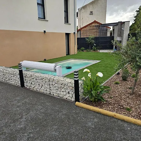 Elegante A Avec Piscine Et Sauna 4* Riom